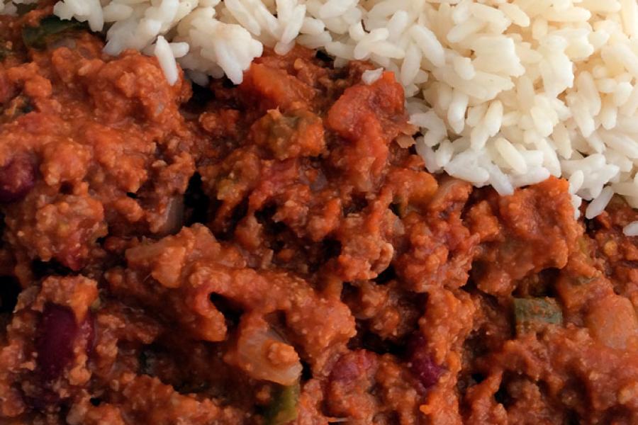 Detalle de chile con carne servido con arroz blanco.