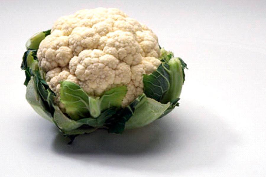 Una coliflor entera con sus hojas recortadas.