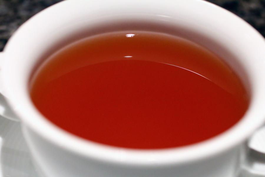Consomé de carne en una taza.