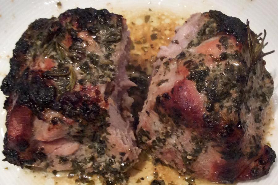 Dos piezas de cordero asado.