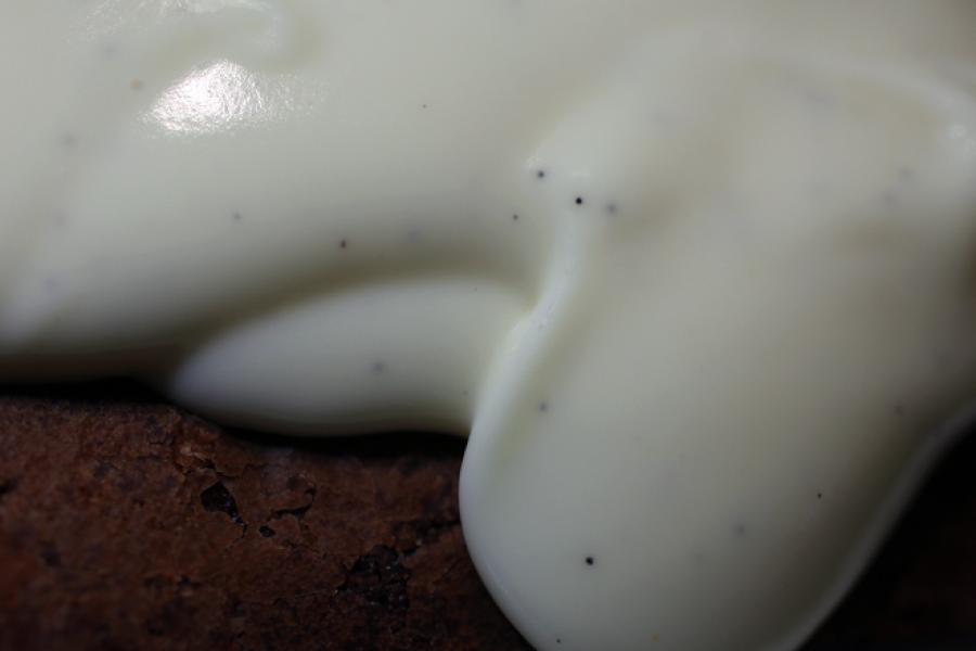 Crema inglesa con semillas de vainilla sobre bizcocho.