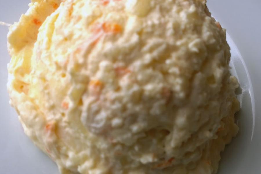 Ensaladilla gaditana presentada en forma de bola.