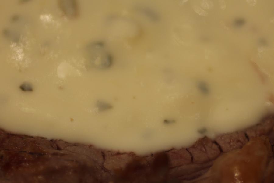 Detalle de salsa bearnesa.