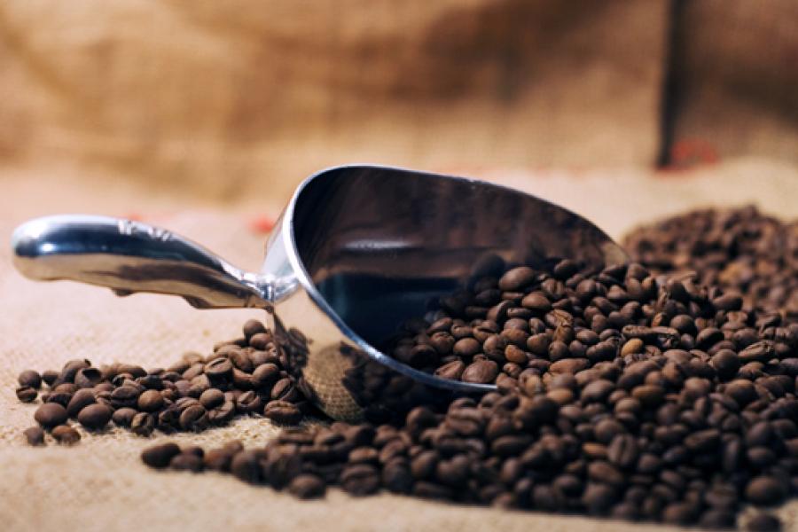Granos de café tostados.