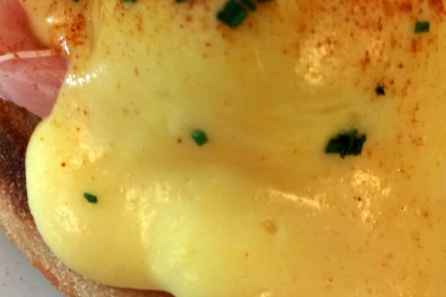 Huevos a la benedictina con pimentón y cebollino.
