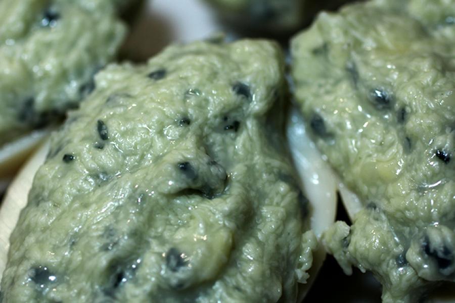 Huevos rellenos de queso azul.