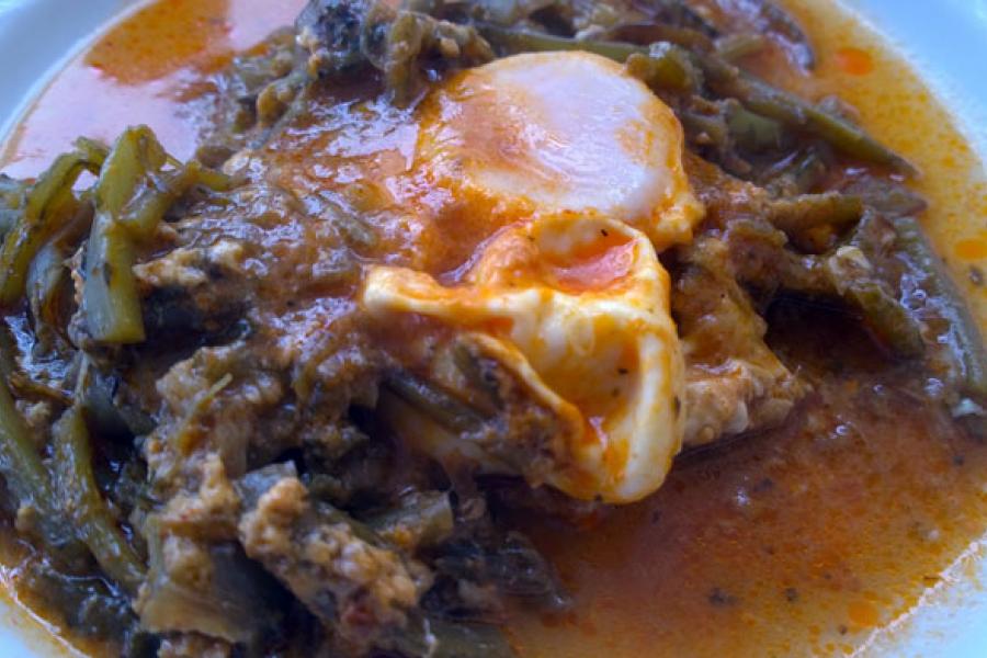 Un plato de huevos fritos con tagarninas.