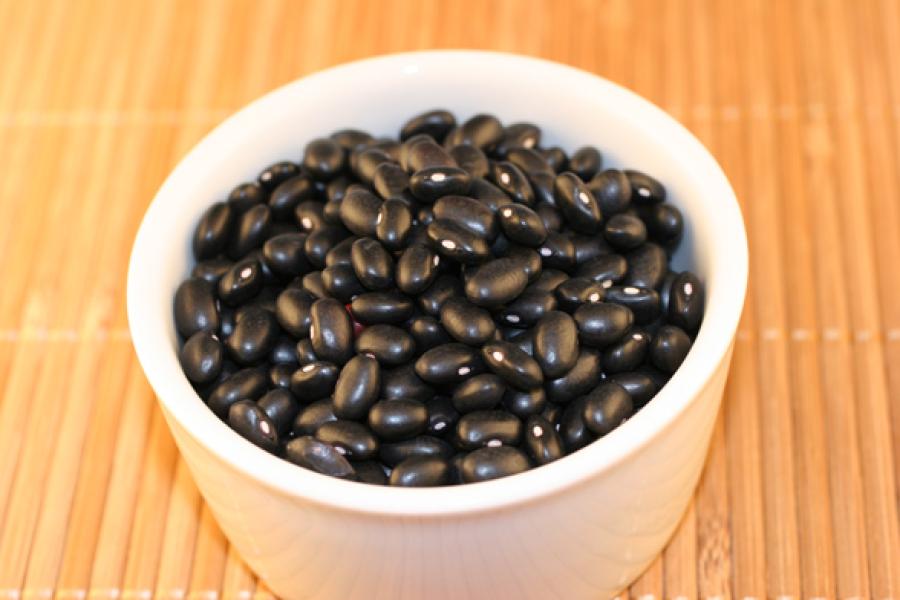 Alubias negras en un cuenco.