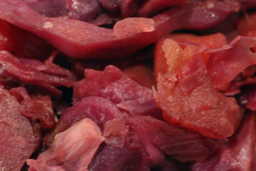 Detalle de lombarda braseada con manzanas.