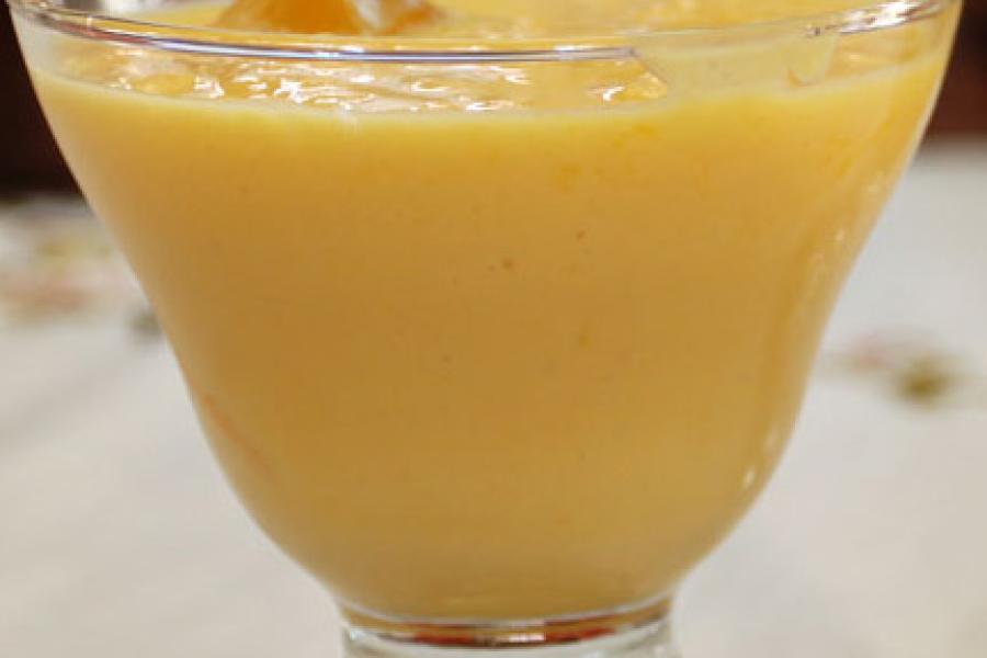Lassi de mango en una copa.