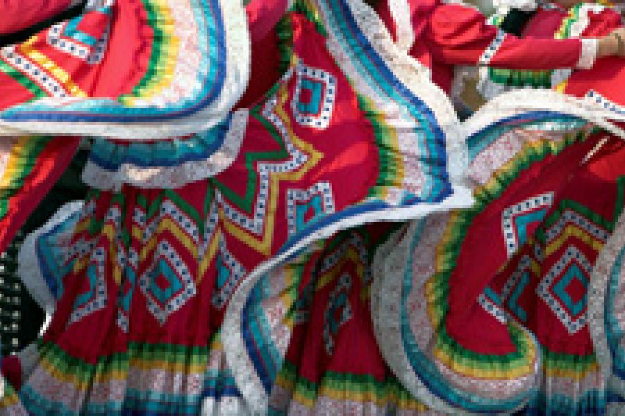 Falds al aire al bailar en una fiesta mexicana.