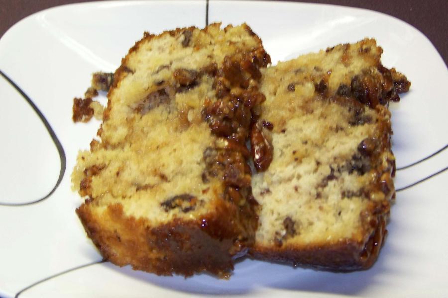 Dos trozos de bizcocho praliné de manzana y nuez en un plato.