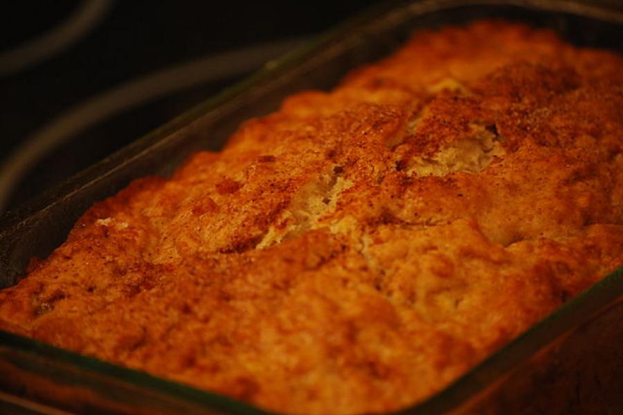 Bizcocho de plátano recién salido del horno.