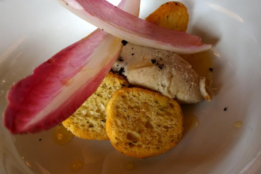 Paté de caballa ahumada con pan tostado y hojas de endibia morada.