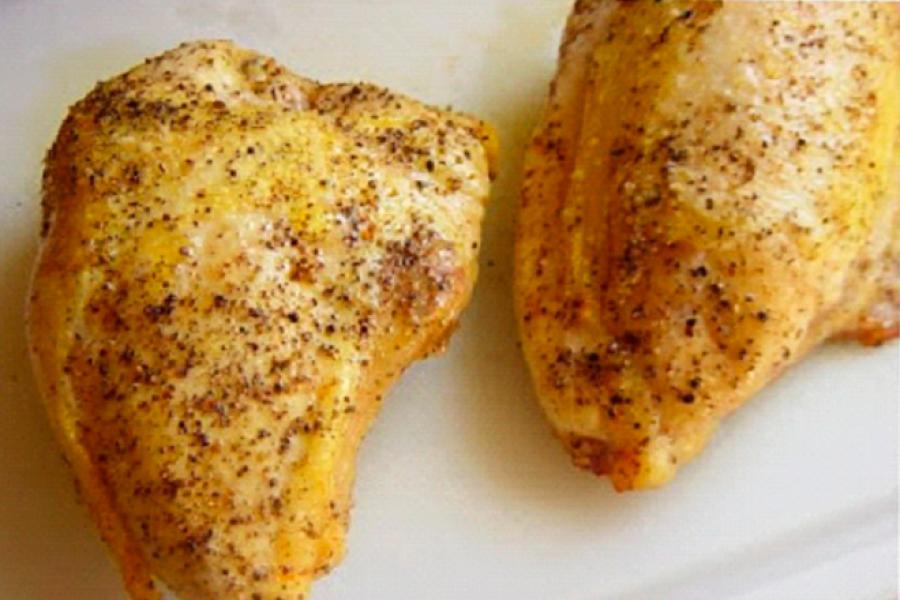 Dos pechugas de pollo asadas.