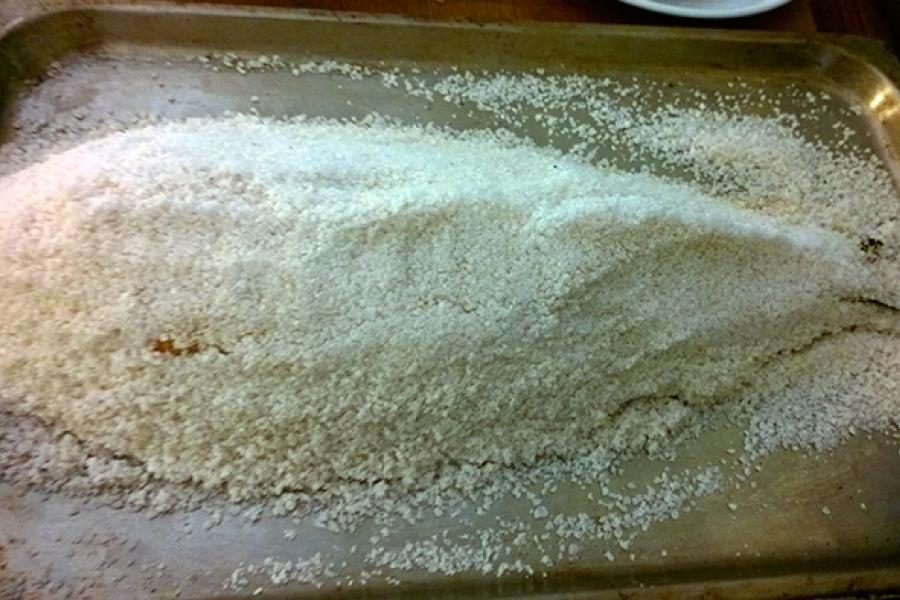 Pescado a la sal dentro de la costra.