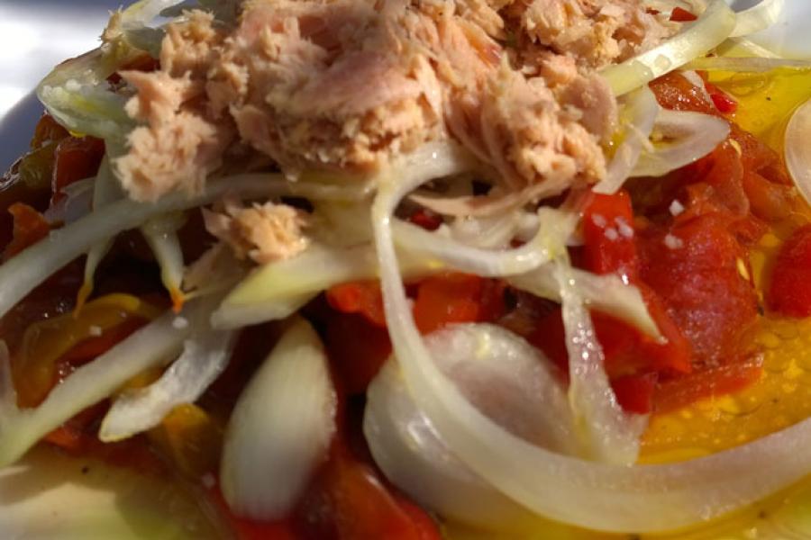 Ensalada de pimientos asados con cebolla y atún.