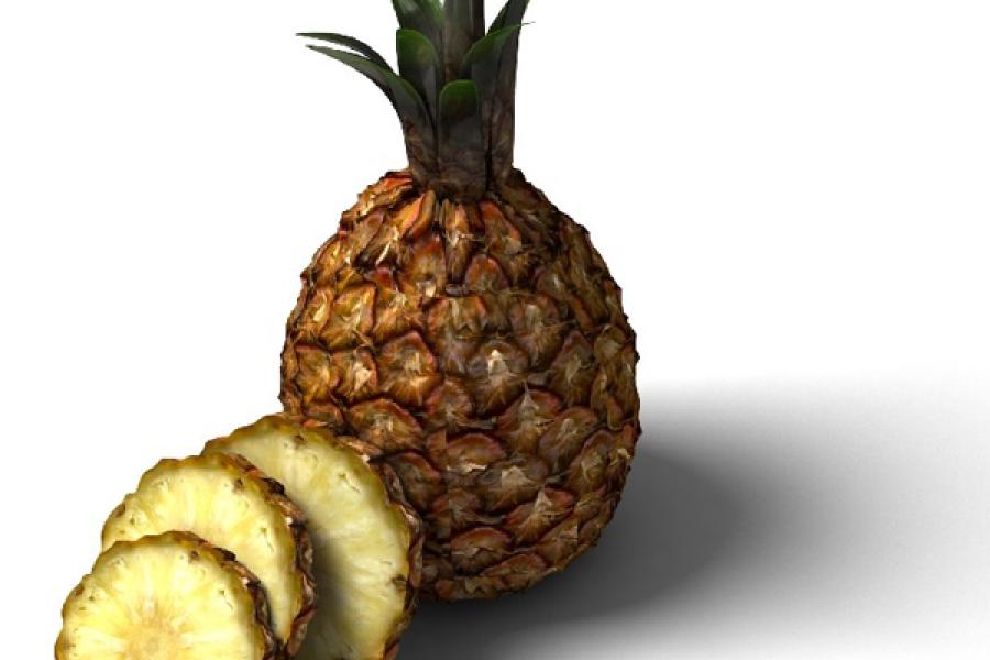 Una piña tropical entera y tres rodajas de piña.