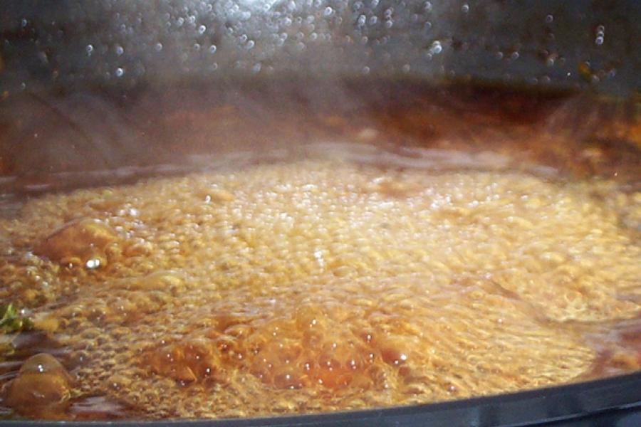 Reduciendo la salsa - Wikimedia Commons.