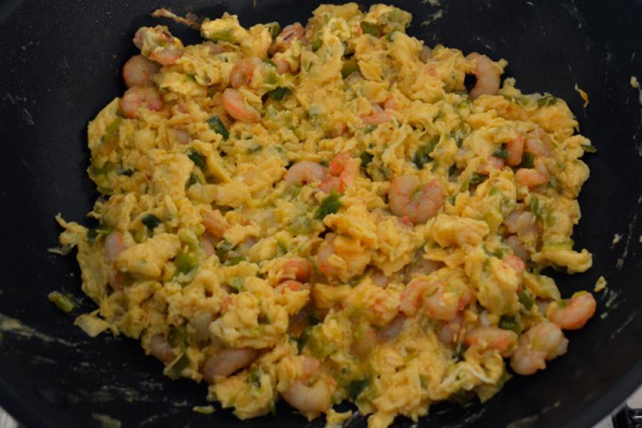 Huevos revueltos con ajetes y gambas.