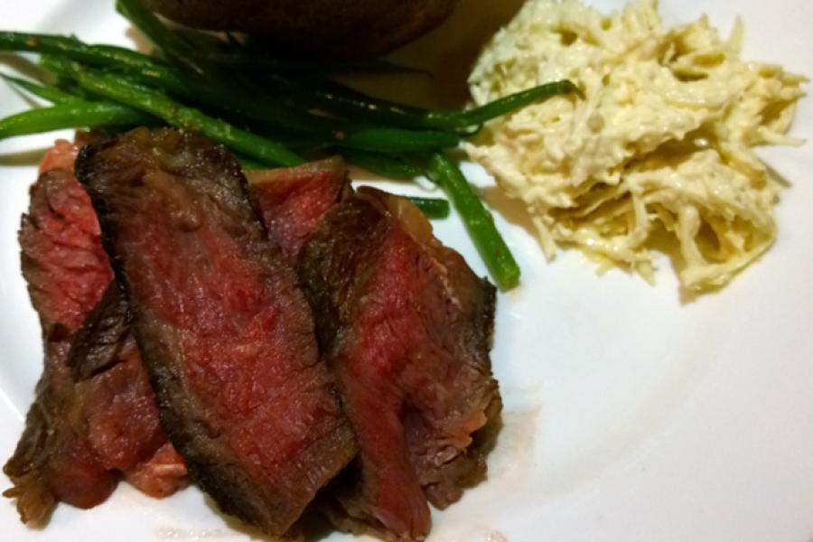Lonchas de carne de vacuno asada con salsa de rábano picante.