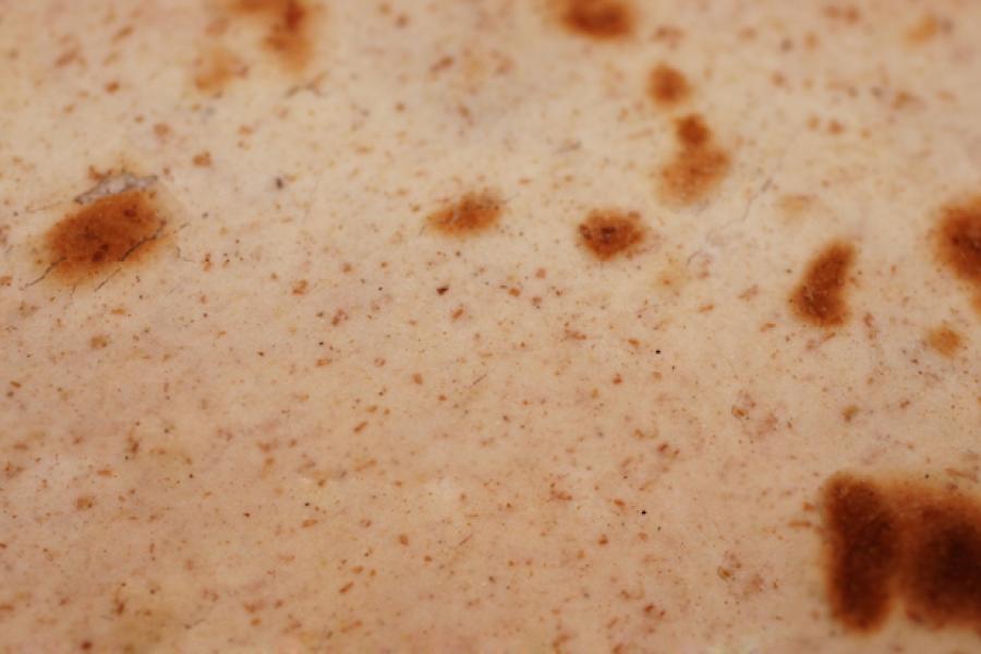 Detalle de pan roti recién cocinado.