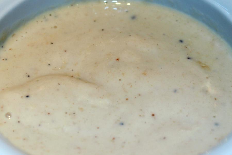 Salsa de pan en un cazo de cerámica de color blanco.
