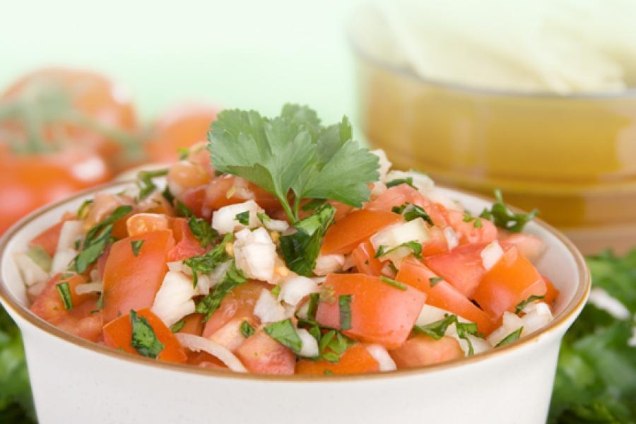 Recipente con salsa cruda mexicana.