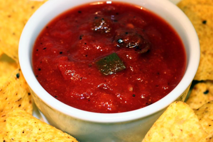 Salsa roja mexicana en un recipiente de loza.
