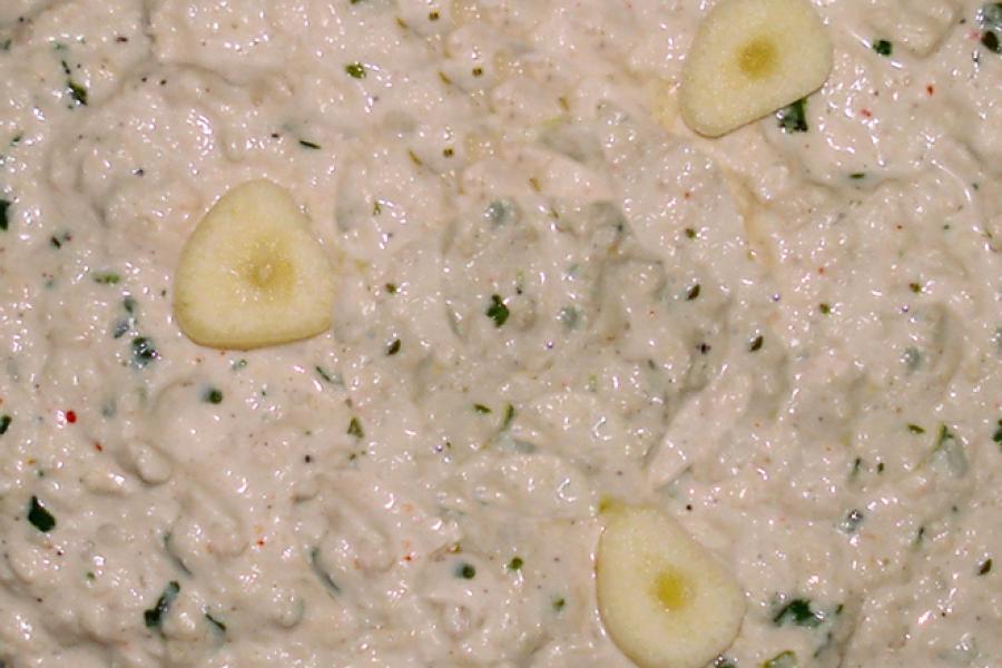 Detalle de una salsa tarator con tahini.