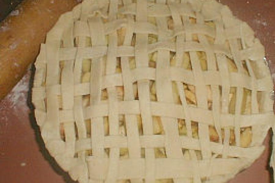 Tarta sencilla de manzana lista para el horno.