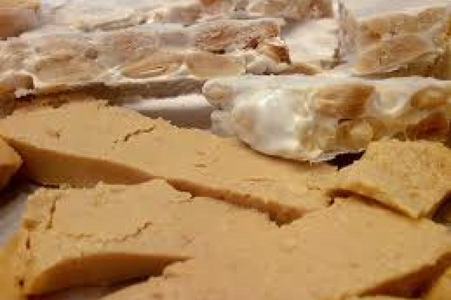 Turrón de Alicante y turrón de Jijona.