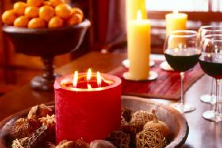 Decoración navideña con ponche de vino especiado.