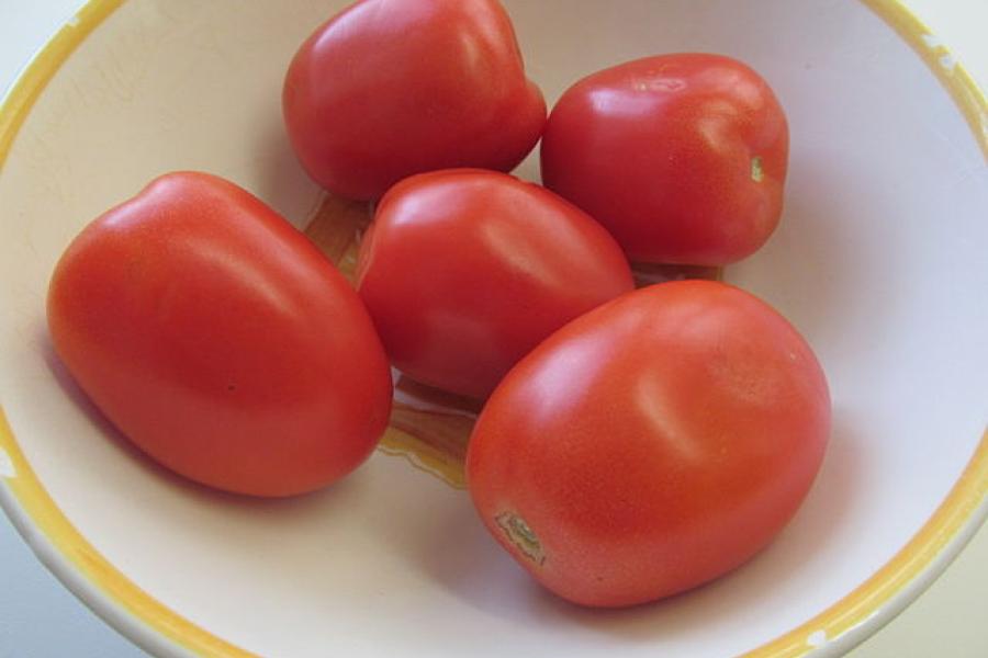 Tomates de pera en un cuenco.