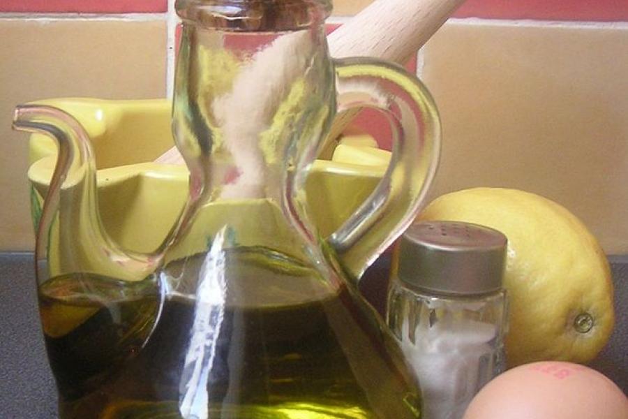 Aceite, limón y huevo, ingredientes para hacer salsa mahonesa.