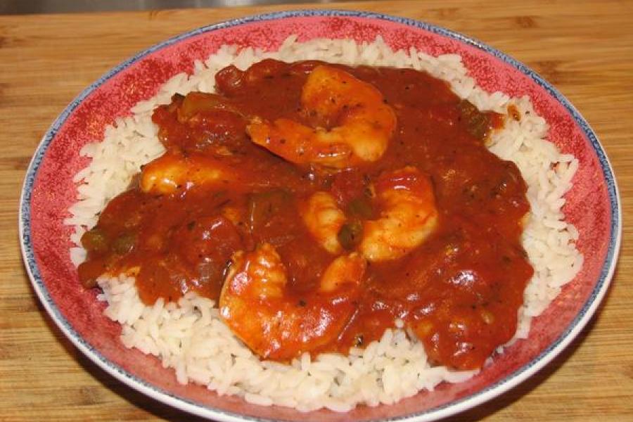 Gambas con salsa criolla y arroz blanco - Wikimedia Commons.