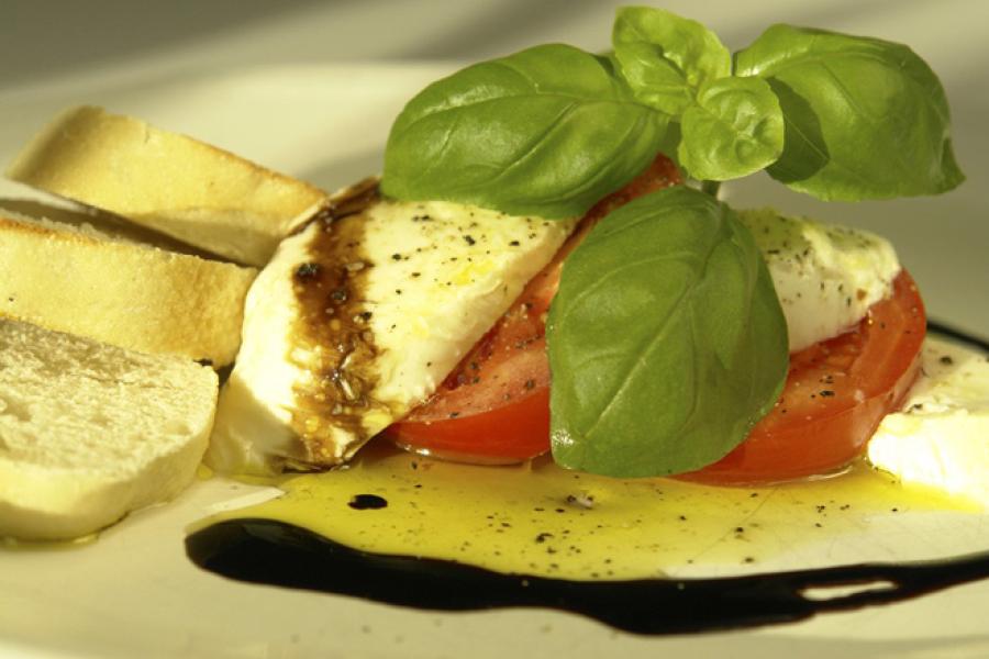 Ensalada con tomate, mozzarella, aceite de oliva, vinagre de Módena y albahaca.  y albahaca.