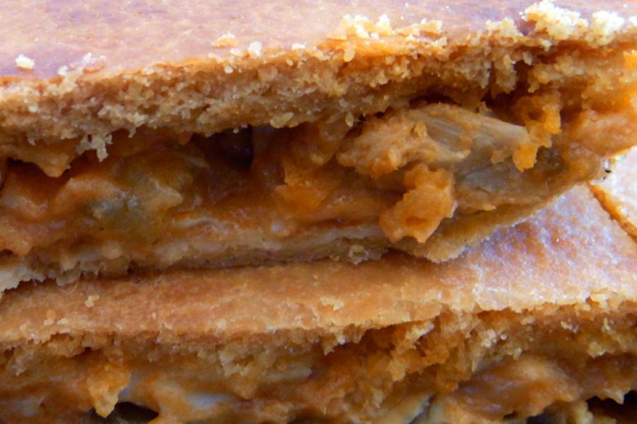 Trozos de empanada de atún y huevo duro.