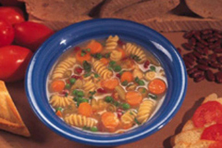 Sopa con pasta italaiana,