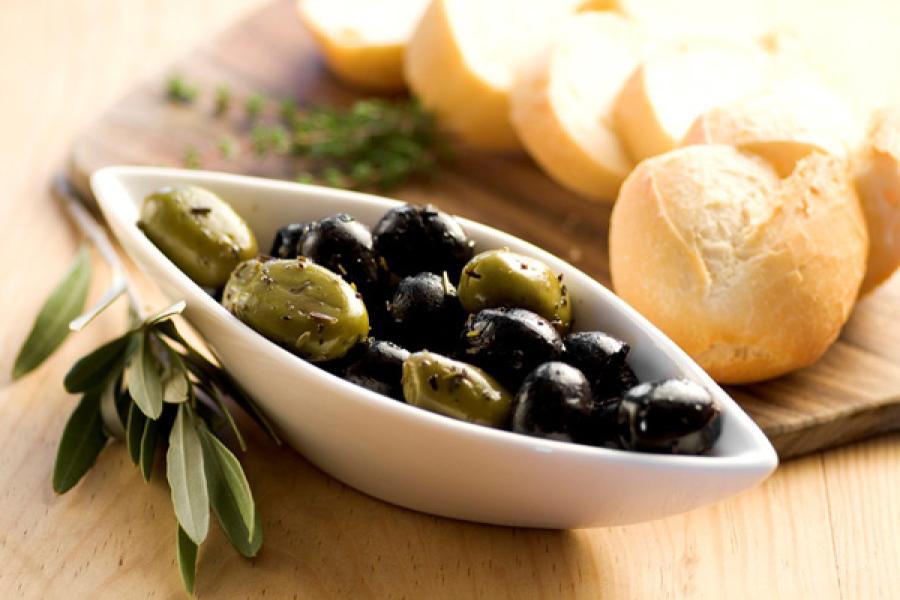 Aceitunas aliñadas y pan.