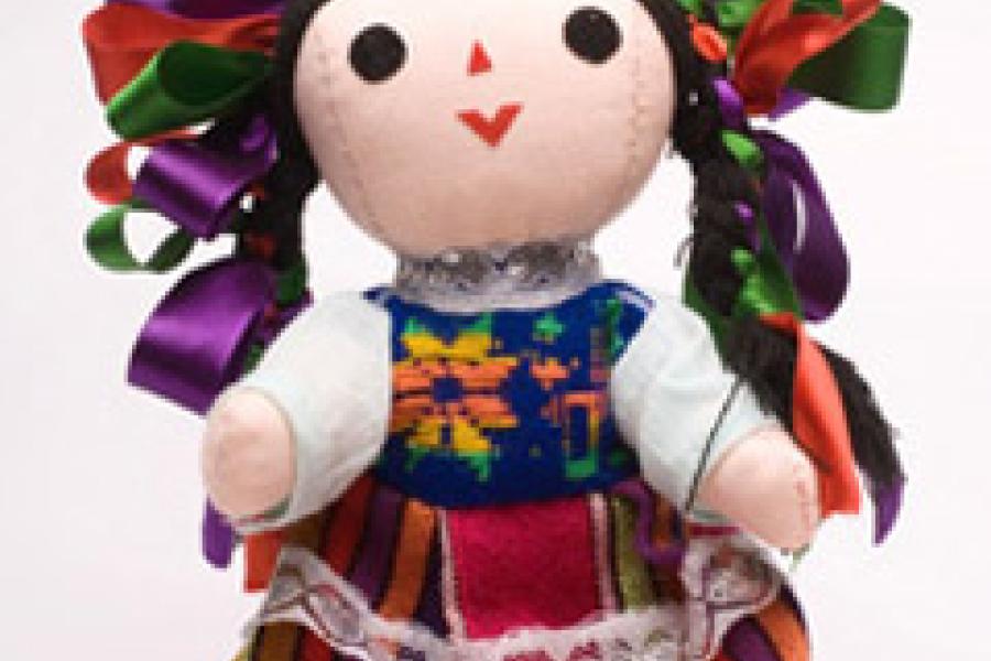 Muñeca de trapo con traje típico.