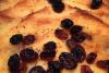 Detalle de un budín de pan y mantequilla inglés.