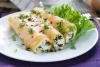 Canelones fríos rellenos de queso fresco y espinacas cocidas.