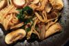 Chow mein con champi;ones y espinacas.