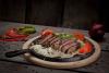 Fajitas de carne con pimiento, cebolla y tomate.