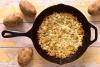 Rosti de patata en una sartén.