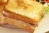 Croque monsieur, un sándwich caliente de jamón y queso.
