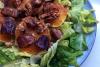 Ensalada con nueces, dátiles y naranja aliñada y condimentada con canela.