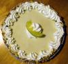 Tarta de lima de los Cayos decorada con nata montada.