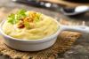 Puré de patata con cebolla crujiente en plato individual.